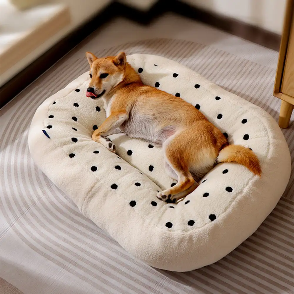 Lit pour chien en peluche Cookie, chaleureux et douillet, idéal pour un sommeil profond en hiver. - Image 3